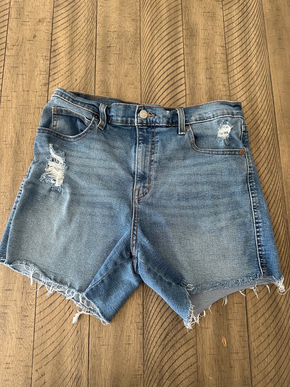 Signature by Levi Strauss & Co. Women's High-Rise Shorts Size 10 W30 Distressed